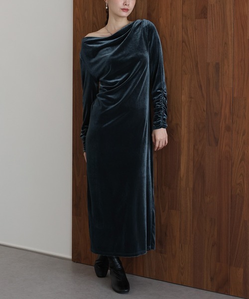 J by blue(ジェイバイブルー)の「ドレープベロアマキシワンピース(ワンピース・レディース・ブラウン/ブラック/ブルーグレー・MEDIUM)」の5枚目の写真