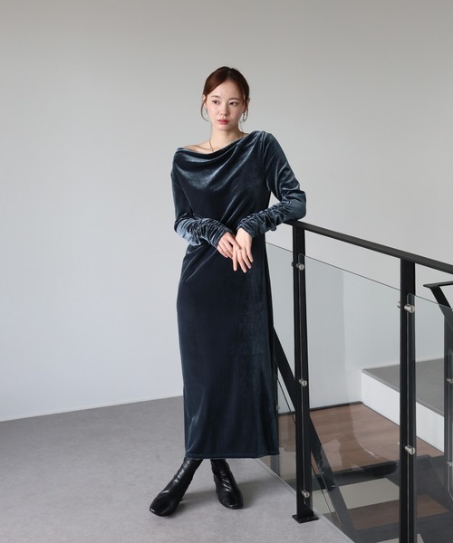 J by blue(ジェイバイブルー)の「ドレープベロアマキシワンピース(ワンピース・レディース・ブラウン/ブラック/ブルーグレー・MEDIUM)」の4枚目の写真