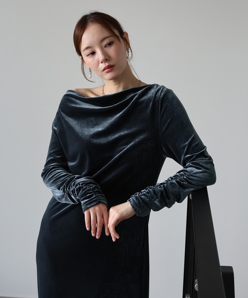 J by blue(ジェイバイブルー)の「ドレープベロアマキシワンピース(ワンピース・レディース・ブラウン/ブラック/ブルーグレー・MEDIUM)」の6枚目の写真