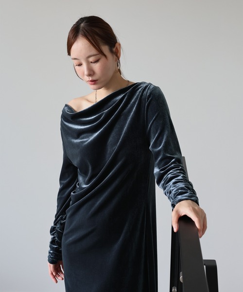 J by blue(ジェイバイブルー)の「ドレープベロアマキシワンピース(ワンピース・レディース・ブラウン/ブラック/ブルーグレー・MEDIUM)」の7枚目の写真
