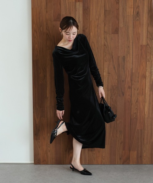 J by blue(ジェイバイブルー)の「ドレープベロアマキシワンピース(ワンピース・レディース・ブラウン/ブラック/ブルーグレー・MEDIUM)」の9枚目の写真