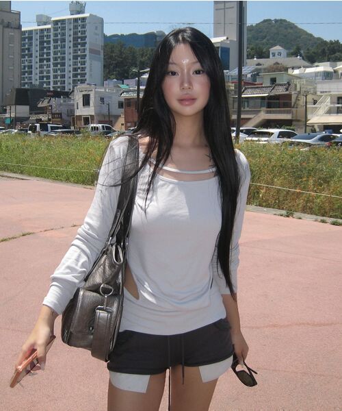VINAJ(ビナジェイ)の「ストラップカットアウトTシャツカバーアップ (ペールグレー)(Tシャツ/カットソー・レディース・その他・FREE)」の2枚目の写真