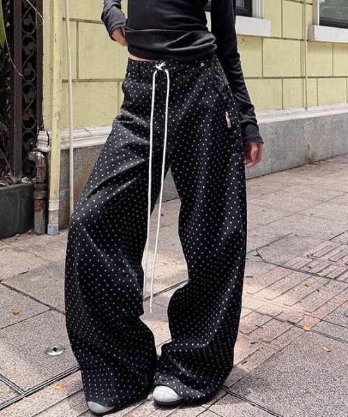SHERU(シェル)の「ドット柄 ウエストドロストイージーバギーパンツ(デニムパンツ・レディース・ブラック・M/S/L)」の1枚目の写真