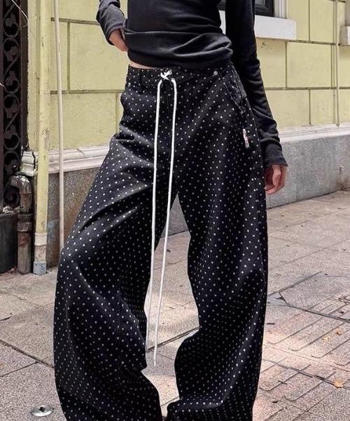 SHERU(シェル)の「ドット柄 ウエストドロストイージーバギーパンツ(デニムパンツ・レディース・ブラック・M/S/L)」の4枚目の写真