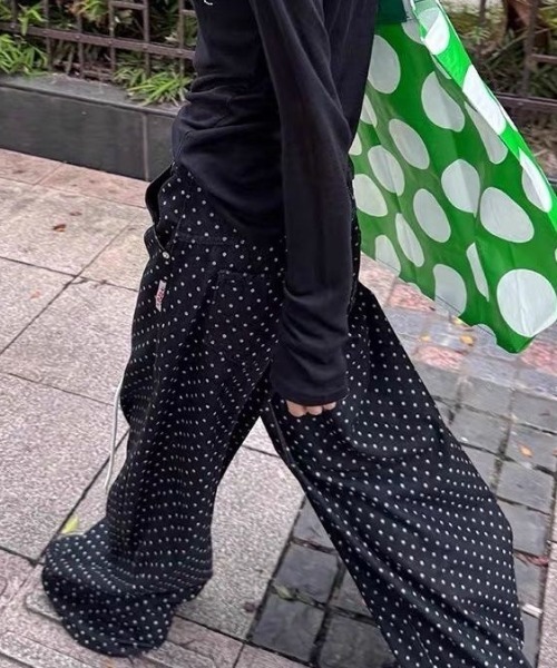SHERU(シェル)の「ドット柄 ウエストドロストイージーバギーパンツ(デニムパンツ・レディース・ブラック・M/S/L)」の6枚目の写真