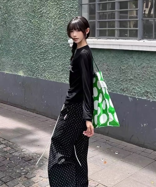 SHERU(シェル)の「ドット柄 ウエストドロストイージーバギーパンツ(デニムパンツ・レディース・ブラック・M/S/L)」の7枚目の写真
