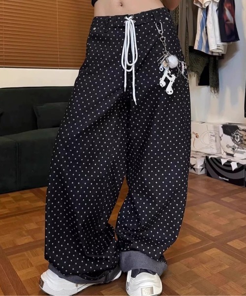 SHERU(シェル)の「ドット柄 ウエストドロストイージーバギーパンツ(デニムパンツ・レディース・ブラック・M/S/L)」の15枚目の写真