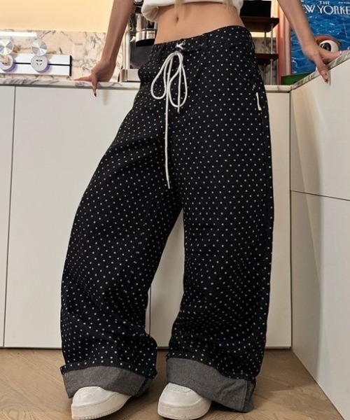 SHERU(シェル)の「ドット柄 ウエストドロストイージーバギーパンツ(デニムパンツ・レディース・ブラック・M/S/L)」の19枚目の写真
