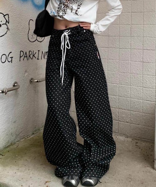 SHERU(シェル)の「ドット柄 ウエストドロストイージーバギーパンツ(デニムパンツ・レディース・ブラック・M/S/L)」の2枚目の写真