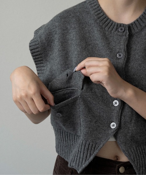 lawgy(ラウジー)の「flap pocket effortless knit vest / フラップポケットエフォートレスニットベスト(ベスト・レディース・キャメル/グレー・FREE)」の8枚目の写真