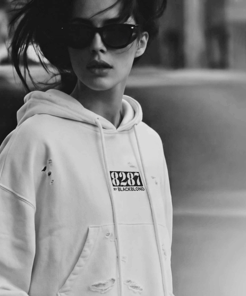 BLACK BLOND（ブラック ブロンド）の「8287 センターロゴ ヴィンテージクロップフーディー（ホワイト）（パーカー・レディース・その他・FREE）」の6枚目の写真