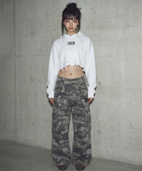 BLACK BLOND（ブラック ブロンド）の「8287 センターロゴ ヴィンテージクロップフーディー（ホワイト）（パーカー・レディース・その他・FREE）」の7枚目の写真