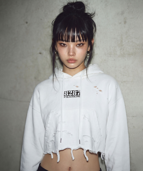 BLACK BLOND（ブラック ブロンド）の「8287 センターロゴ ヴィンテージクロップフーディー（ホワイト）（パーカー・レディース・その他・FREE）」の8枚目の写真