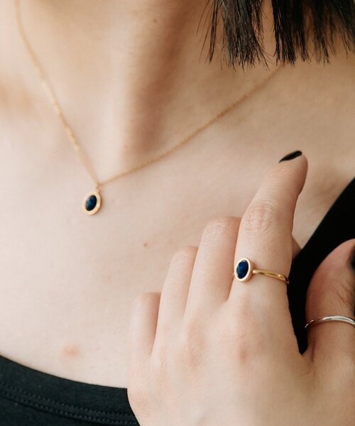 ear PAPILLONNER(イアパピヨネ)の「プチオーバル天然石リング《金属アレルギー対応/ステンレス》(リング・レディース・ダークブルー/ホワイト・ONE SIZE)」の5枚目の写真