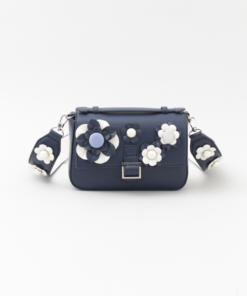 RODE SKO（ロデスコ）の「RODE SKO NITA フラワーモチーフショルダーバッグ（ショルダーバッグ・レディース・ネイビー/オフホワイト・FREE）」の2枚目の写真