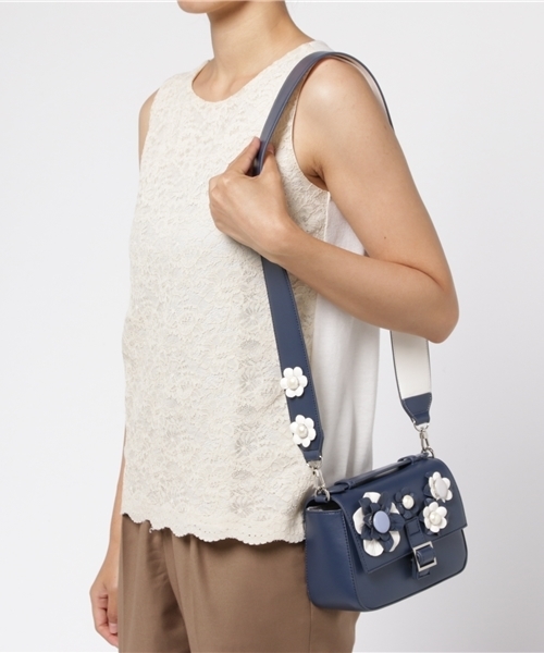 RODE SKO（ロデスコ）の「RODE SKO NITA フラワーモチーフショルダーバッグ（ショルダーバッグ・レディース・ネイビー/オフホワイト・FREE）」の5枚目の写真