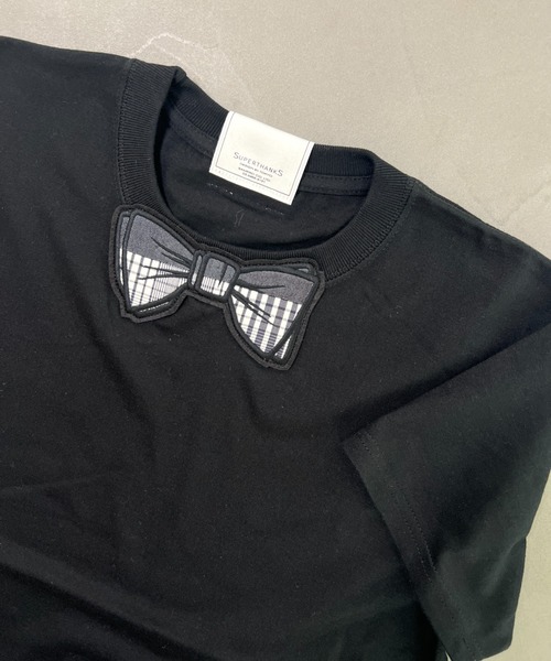 SUPERTHANKS（スーパーサンクス）の「蝶ネクタイワッペンベーシックビッグシルエットTシャツ（Tシャツ/カットソー・メンズ・ホワイト/ブラック/ホワイト×ブルー/ブラック系その他6/ホワイト系その他7/ホワイト×ブラック/ブラック×グレー/ホワイト系その他6/ブラック系その他7・L/S/M/XS/XL）」の9枚目の写真