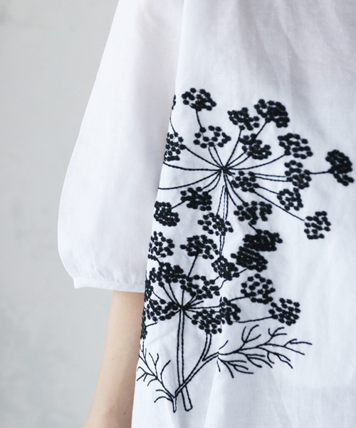 cawaii（カワイイ）の「モノトーンで描いた花刺繍トップス 半袖