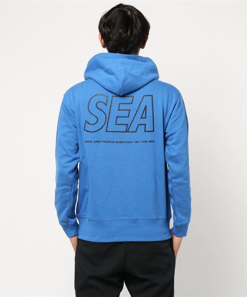 ADAM ET ROPE'（アダムエロペ）の「【WIND AND SEA】プルオーバースウェットパーカー（パーカー・メンズ・レッド/ブルー・L/M）」の3枚目の写真