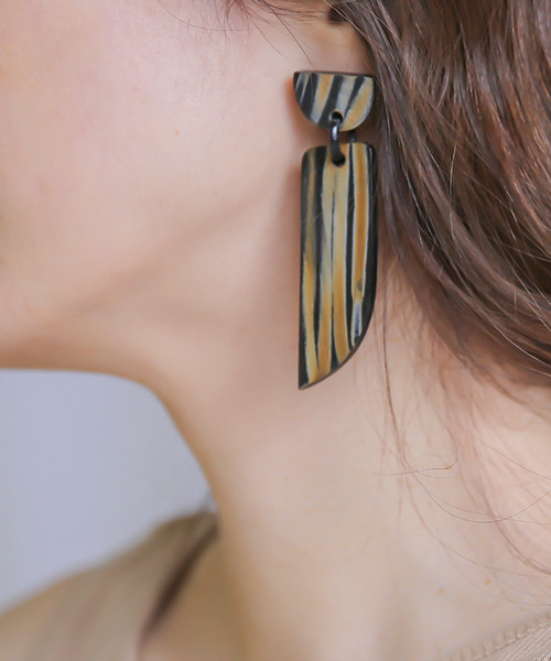 select MOCA(セレクトモカ)の「バッファローフラグメントピアス(象牙ピアス)(ピアス(両耳用)・レディース・ブラック/ベージュ・FREE)」の2枚目の写真