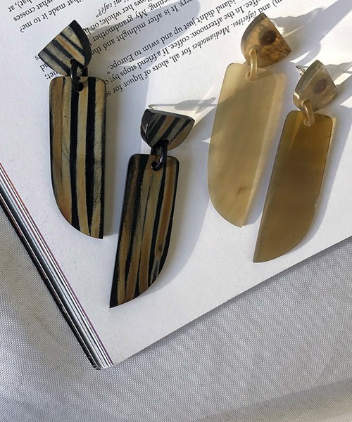 select MOCA(セレクトモカ)の「バッファローフラグメントピアス(象牙ピアス)(ピアス(両耳用)・レディース・ブラック/ベージュ・FREE)」の3枚目の写真