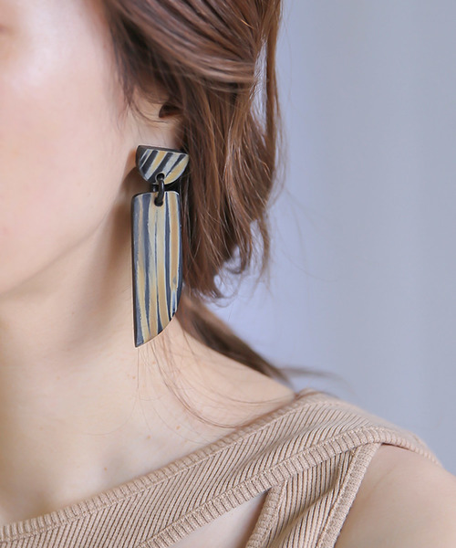 select MOCA(セレクトモカ)の「バッファローフラグメントピアス(象牙ピアス)(ピアス(両耳用)・レディース・ブラック/ベージュ・FREE)」の4枚目の写真