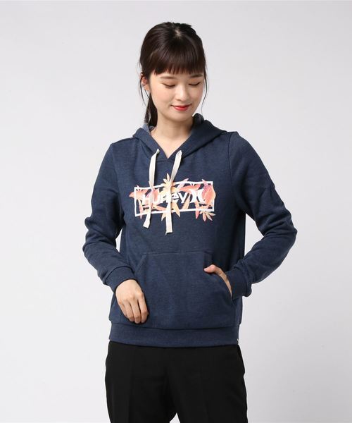 Hurley (ハーレー)の「W HRLY BROTANICAL PO FLC / レディース プルオーバーパーカーボックスロゴ サーフカジュアル フロントロゴ ボタニカルライン(パーカー・レディース・ピンク/ネイビー/グレー系その他・X-SMALL/SMALL)」の2枚目の写真