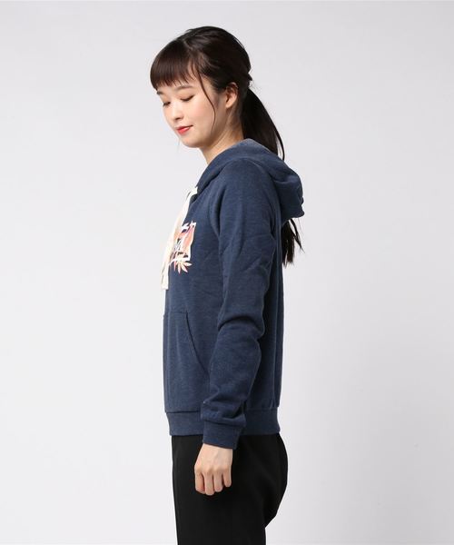 Hurley (ハーレー)の「W HRLY BROTANICAL PO FLC / レディース プルオーバーパーカーボックスロゴ サーフカジュアル フロントロゴ ボタニカルライン(パーカー・レディース・ピンク/ネイビー/グレー系その他・X-SMALL/SMALL)」の5枚目の写真