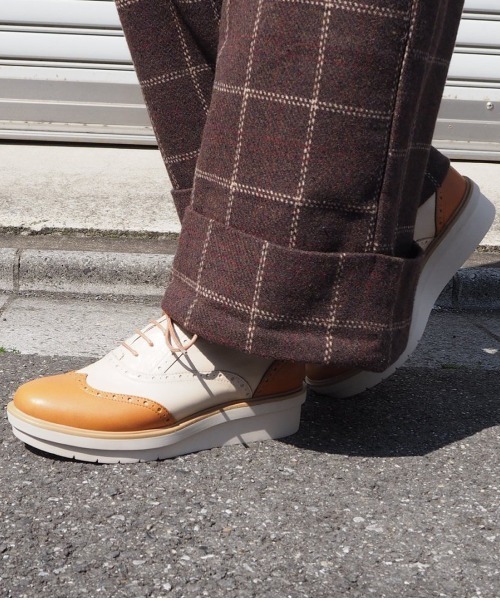 あしながおじさん（アシナガオジサン）の「〈あしながおじさん〉厚底ウィングチップシューズ（ドレスシューズ・レディース・ホワイト/ブラック/グレー/ライトブラウン・22.5cm/23.5cm/24.5cm/23.0cm/24.0cm）」の4枚目の写真