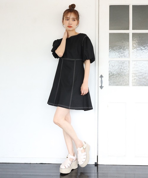 one after another NICE CLAUP(ワンアフターアナザーナイスクラップ)の「袖ボリュームミニワンピース(ワンピース・レディース・アイボリー/ブラック/イエロー・FREE)」の13枚目の写真