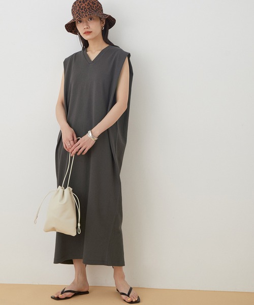 ADAM ET ROPE'（アダムエロペ）の「【アウトレット店舗・WEB限定】タックショルダーワンピース（ワンピース・レディース・グレー系その他/マスタード/チャコールグレー/レッド・FREE）」の2枚目の写真