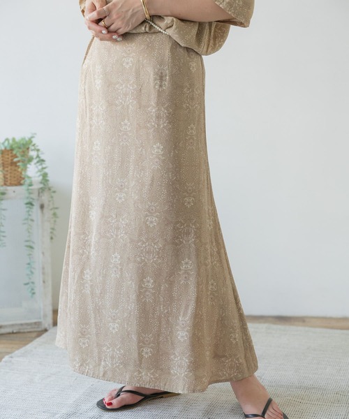 ITEMS URBANRESEARCH(アイテムズ アーバンリサーチ)の「プリントセミフレアスカート(スカート・レディース・チャコールグレー/ベージュ/オフホワイト・FREE)」の1枚目の写真