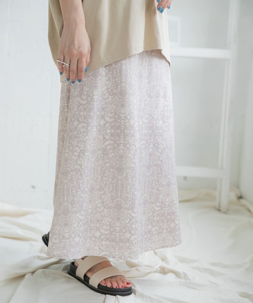 ITEMS URBANRESEARCH(アイテムズ アーバンリサーチ)の「プリントセミフレアスカート(スカート・レディース・チャコールグレー/ベージュ/オフホワイト・FREE)」の2枚目の写真