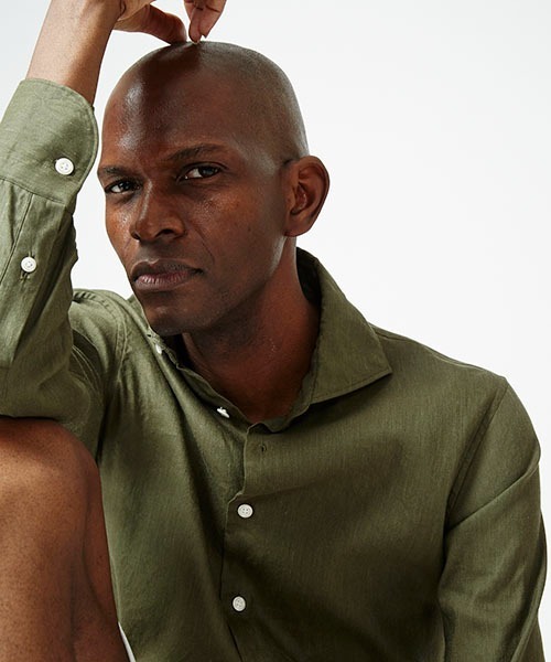 1 piu 1 uguale 3（ウノピゥウノウグァーレトレ）の「PLAIN（シャツ/ブラウス・メンズ・ホワイト/ブラック/ネイビー/カーキ・Ⅲ/Ⅳ/Ⅵ/Ⅴ/Ⅶ/Ⅷ）」の3枚目の写真