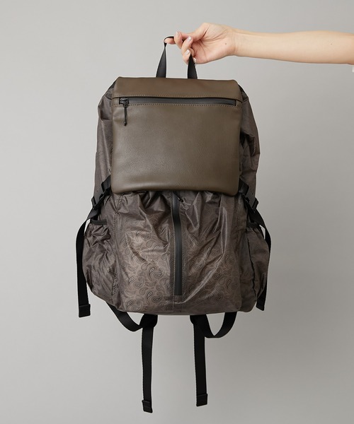 BURLAP OUTFITTER(バーラップアウトフィッター)の「BURLAP OUTFITTER(バーラップアウトフィッター)×ear ペイズリー柄レザーフラップリュック(バックパック/リュック・レディース・ブラック×カーキ・FREE)」の3枚目の写真