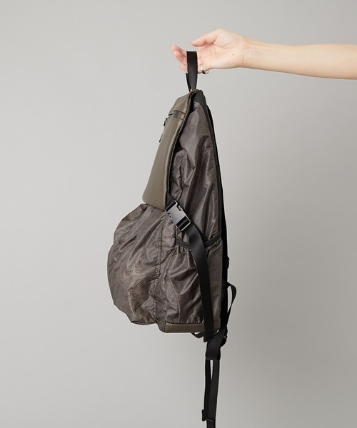 BURLAP OUTFITTER(バーラップアウトフィッター)の「BURLAP OUTFITTER(バーラップアウトフィッター)×ear ペイズリー柄レザーフラップリュック(バックパック/リュック・レディース・ブラック×カーキ・FREE)」の6枚目の写真