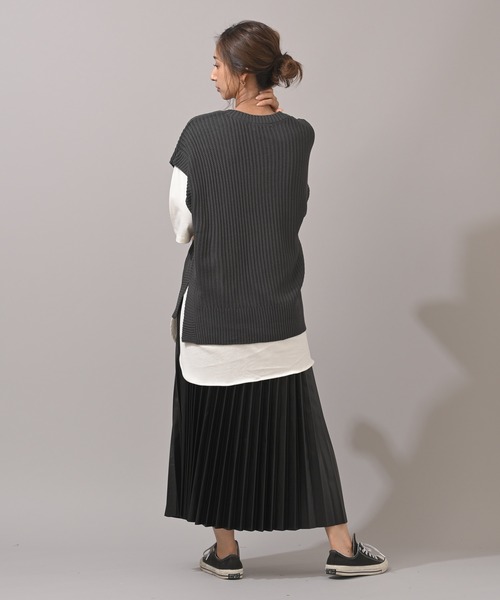 rps（アールピーエス）の「変わり編みＢＩＧベスト（ベスト・レディース・ベージュ/チャコールグレー・M）」の7枚目の写真