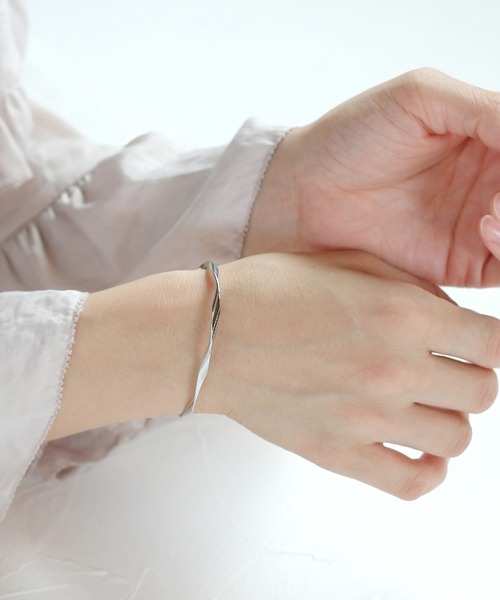 Crisp(クリスプ)の「ツイストバングル(バングル/リストバンド・レディース・シルバー/ゴールド・FREE)」の9枚目の写真