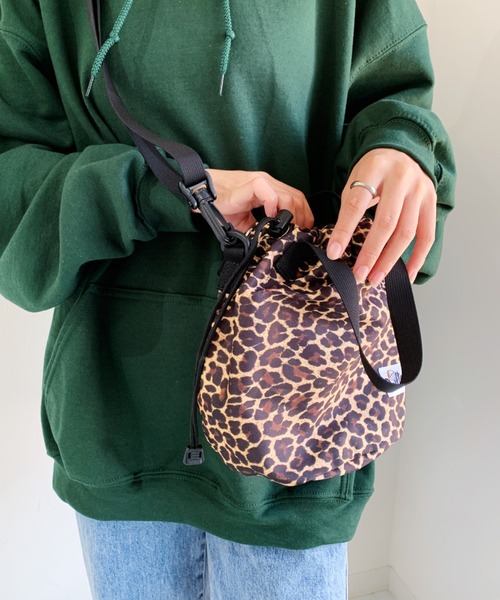 CLEA(クレア)の「Drifter(ドリフター) / DRAWSTRING POUCH(ショルダーバッグ・レディース・ブラック/ベージュ/レオパード/パイソン・FREE)」の8枚目の写真