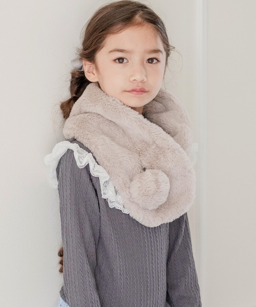 Catherine Cottage（キャサリンコテージ）の「ポンポンファーマフラー　L（マフラー・キッズ・ベージュ/グレー/オフホワイト/アイボリー/ライラック/スモークピンク・L）」の10枚目の写真