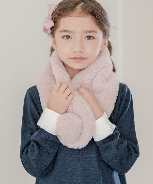 Catherine Cottage（キャサリンコテージ）の「ポンポンファーマフラー　L（マフラー・キッズ・ベージュ/グレー/オフホワイト/アイボリー/ライラック/スモークピンク・L）」の8枚目の写真