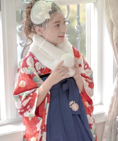 Catherine Cottage（キャサリンコテージ）の「ポンポンファーマフラー　L（マフラー・キッズ・ベージュ/グレー/オフホワイト/アイボリー/ライラック/スモークピンク・L）」の7枚目の写真