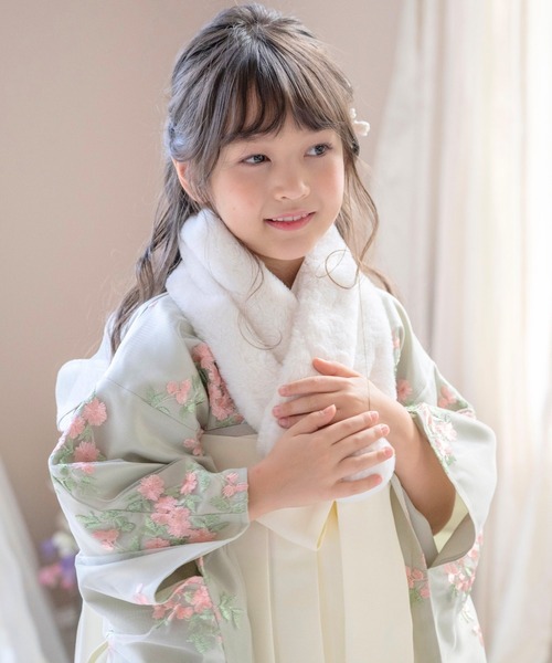 Catherine Cottage（キャサリンコテージ）の「ポンポンファーマフラー　L（マフラー・キッズ・ベージュ/グレー/オフホワイト/アイボリー/ライラック/スモークピンク・L）」の19枚目の写真