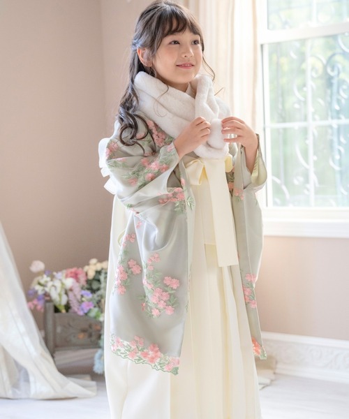 Catherine Cottage（キャサリンコテージ）の「ポンポンファーマフラー　L（マフラー・キッズ・ベージュ/グレー/オフホワイト/アイボリー/ライラック/スモークピンク・L）」の20枚目の写真