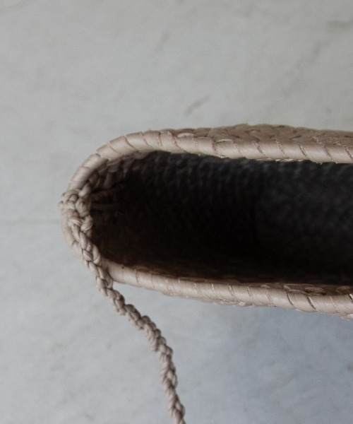 Aeta(アエタ)の「Aeta THIN BASKET : XS(ショルダーバッグ・メンズ・ブラック/アイボリー/グレイッシュベージュ・FREE)」の8枚目の写真