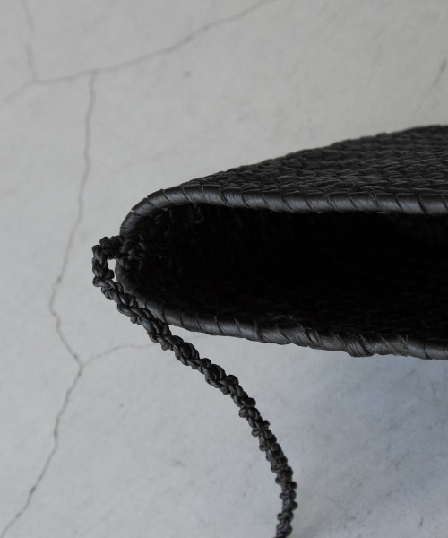 Aeta(アエタ)の「Aeta THIN BASKET : XS(ショルダーバッグ・メンズ・ブラック/アイボリー/グレイッシュベージュ・FREE)」の4枚目の写真