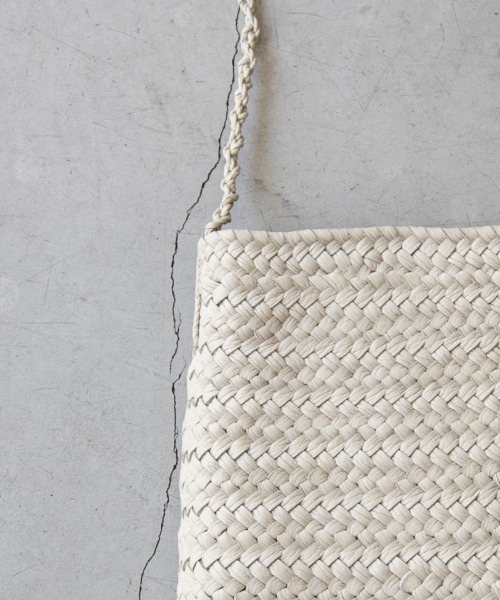 Aeta(アエタ)の「Aeta THIN BASKET : XS(ショルダーバッグ・メンズ・ブラック/アイボリー/グレイッシュベージュ・FREE)」の9枚目の写真