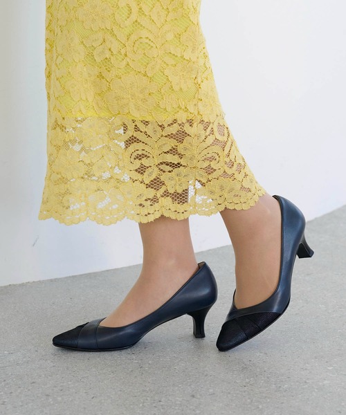 Riz raffinee（リズラフィーネ）の「異素材ポインテッドトゥコンビパンプス（パンプス・レディース・ライトグレー/ブラック/ダークベージュ/ネイビー/ダークブラウン/デザートカモ/ブラック×ブラック・24cm/23.5cm/23cm/24.5cm/22.5cm/22cm）」の14枚目の写真