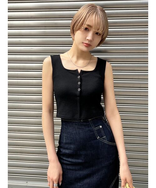 EMODA（エモダ）の「フロントボタンフィットタンクトップ（タンクトップ・レディース・ホワイト/グレー/ブラック/ブルー・FREE）」の2枚目の写真
