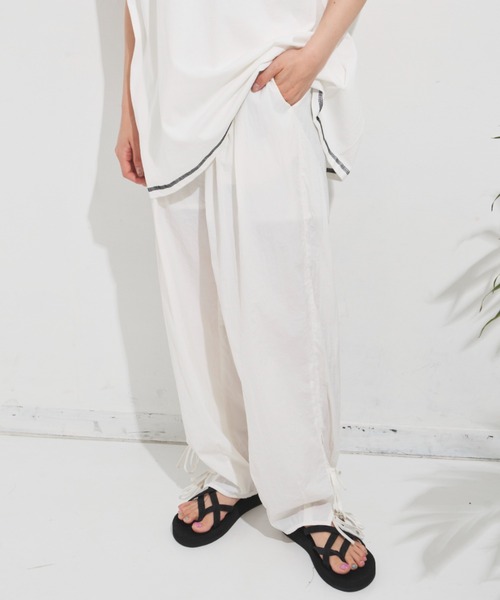 MERLOT（メルロー）の「サイドリボンナイロンパンツ（その他パンツ・レディース・ホワイト/ブラック/ピンク・FREE）」の4枚目の写真